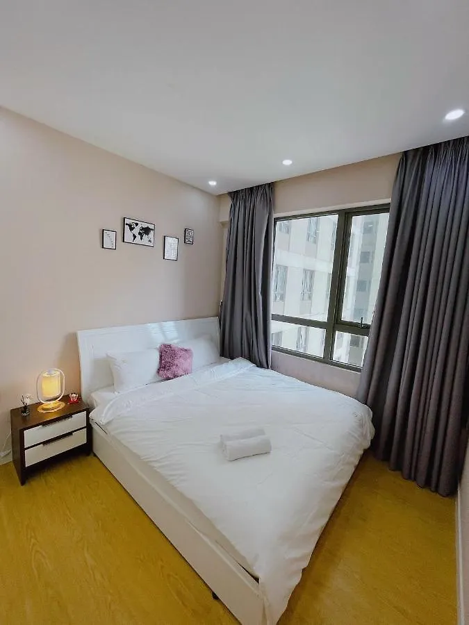 Vinhomes Central Park: Furnished Apartment in Shopping Hub Ho Chi Minh City