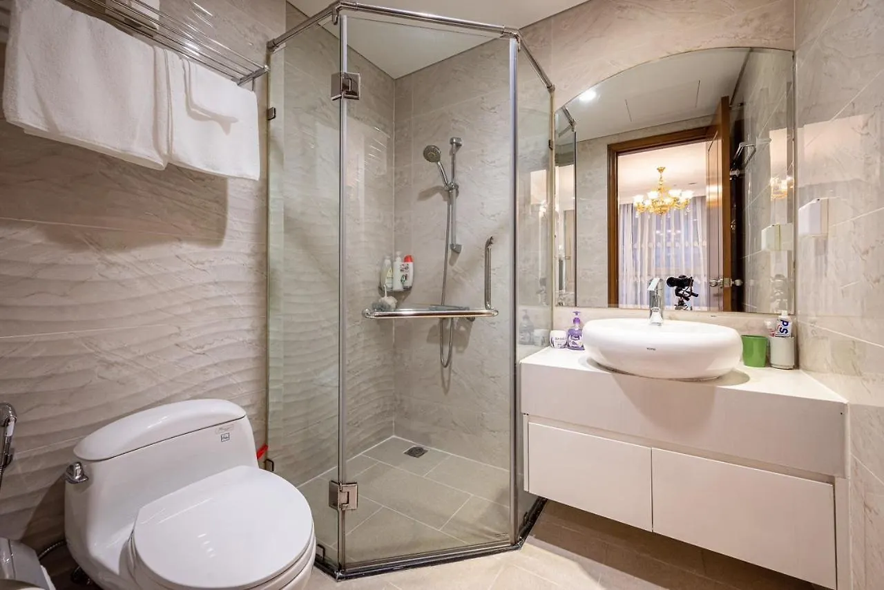 Vinhomes Central Park: Furnished Apartment in Shopping Hub Ho Chi Minh City 0*,  Vietnam